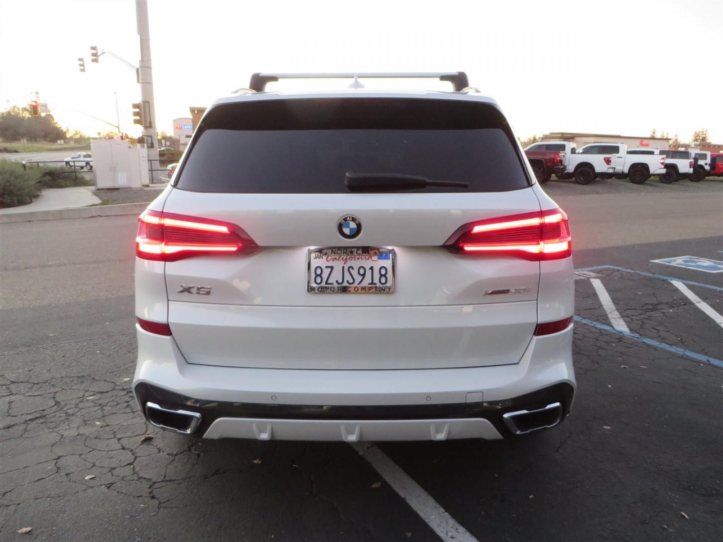 2022 White /BROWN BMW X5 xDrive40i (5UXCR6C08N9) with an 3.0L L6 DOHC 24V engine, 8A transmission, located at 2630 Grass Valley Highway, Auburn, CA, 95603, (530) 508-5100, 38.937893, -121.095482 - Photo#5